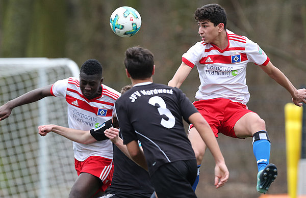 Djavid Abdullatif setzt sich im Kopfballduell durch.