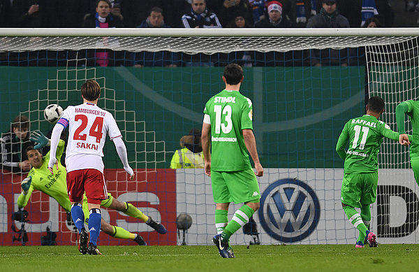 Gegen die Fohlen kassierten die Rothosen zum zweiten Mal in dieser Saison zwei Elfmeter in einem Spiel. Raffael verwandelt im Pokal des Strafstoß zum zwischenzeitlichen 2:0.
