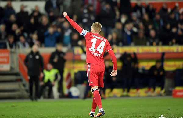 Aaron Hunt streckt den linken Arm zum Jubeln gen Himmel.