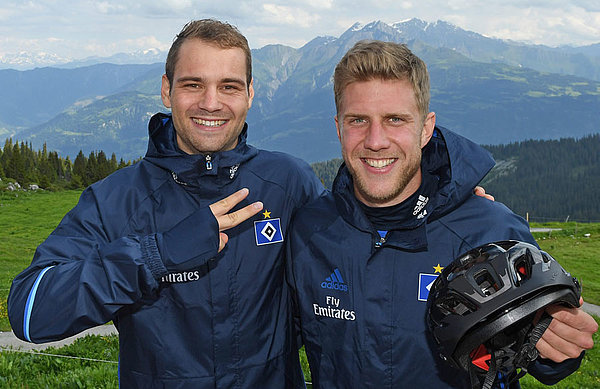 Pierre-Michel Lasogga und Sven Schipplock stehen im Trainingslager nebeneinander und lachen die Kamera. 