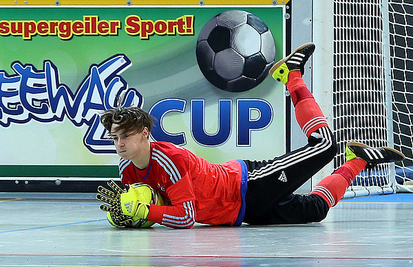 Torhüter Phil Krüger greift beim Freewaycup 2016 beherzt nach dem Ball. 