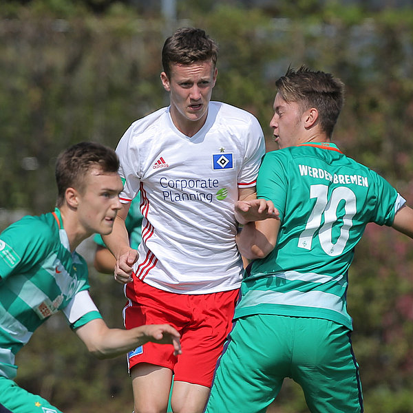 Jonas Behounek setzt sich gegen gleich zwei Bremer im Zweikampf durch. Jonas Behounek setzt sich gegen gleich zwei Bremer im Zweikampf durch.