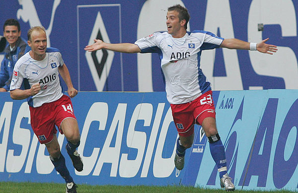 Erster Treffer im heimischen Volkspark: Der Niederländer trifft zum 1:0 gegen Bayern München. In der Saison 2005/06 schlugen die Hamburger den Rekordmeister zweimal. Rafael van der Vaart jubelt nach seinem Heimspieltreffer gegen Bayern München.
