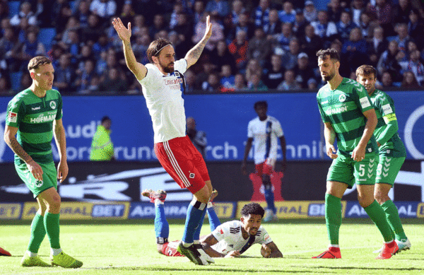 Jeremy Dudziak kann es noch gar nicht glauben, aber Martin Harnik bejubelt bereits Dudziaks sehenswerten Kopfballtreffer, der zum 1:0 im langen Eck einschlug.