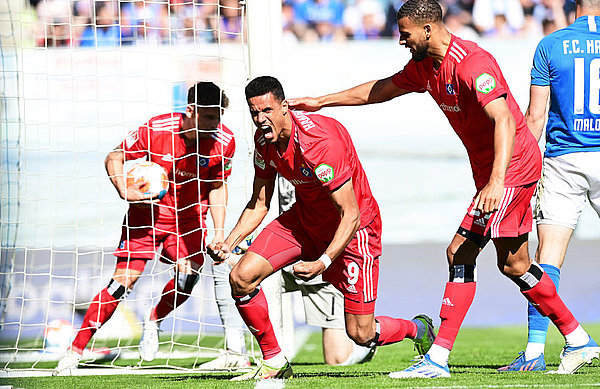 Robert Glatzel markierte den psychologisch wichtigen Ausgleich, blickte nach dem Spiel aber bereits analytisch auf die Relegation voraus. Robert Glatzel jubelt.