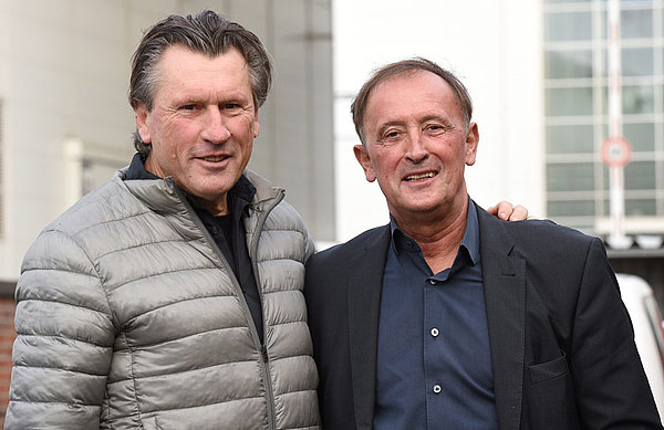 Manred Kaltz und Dieter Burdenski stehen posierend und Arm in Arm vor der Kamera.