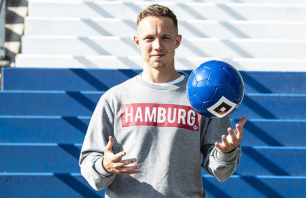 Sonny Kittel wirft einen Ball zwischen seinen Händen. 