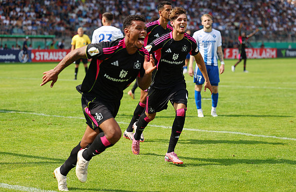 In der Verlängerung schlug Ransford Königsdörffer zu: Sein Kopfball zum 2:1 bedeutete für den HSV den Sieg und das Weiterkommen im DFB-Pokal.