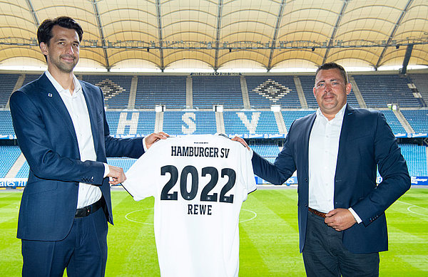 HSV-Sportvorstand Jonas Boldt (links) und Jochen Vogel, Vorsitzender der Geschäftsleitung Nord der REWE Markt GmbH (rechts) freuen sich auf die Weiterführung der Zusammenarbeit.