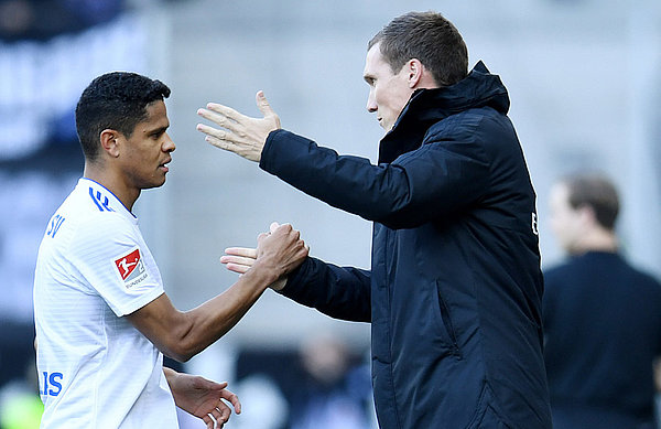 Hannes Wolf klatscht Douglas Santos am Spielfeldrand ab und will ihn in den Arm nehmen.