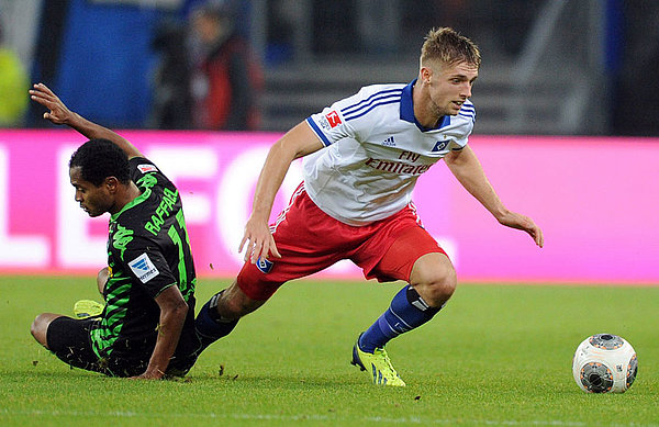 Lasse Sobiech im HSV-Trikot im Zweikampf gegen Raffael.