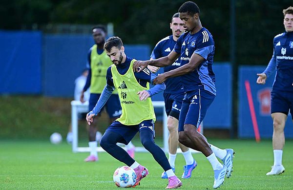 Vergangene Woche im Training noch im direkten Duell, doch nun werden Fabio Vieira (l.) und Warmed Omari erst einmal fehlen. Vergangene Woche im Training noch im direkten Duell, doch nun werden Fabio Vieira (l.) und Warmed Omari erst einmal fehlen.