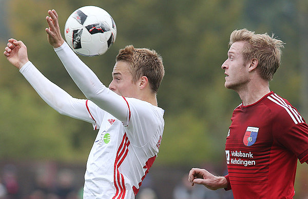 Finn Porath ist im zentralen Mittelfeld ein Leistungsträger der U21. Finn Porath köpft den Ball.