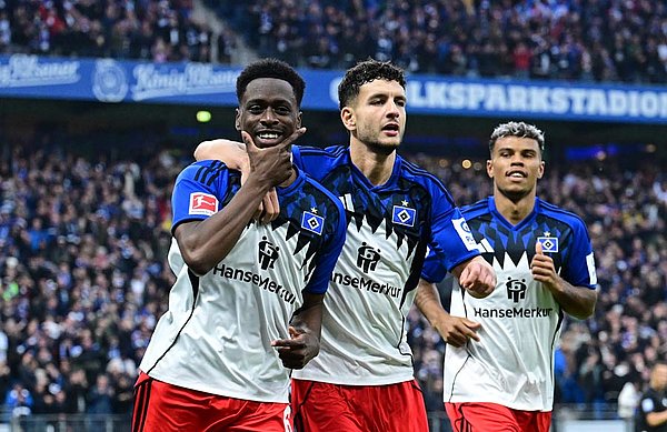 Erster Startelf-Einsatz, erstes Tor: Sambi Lokonga jubelt mit Daniel Elfadli und Ransford Königsdörffer. 