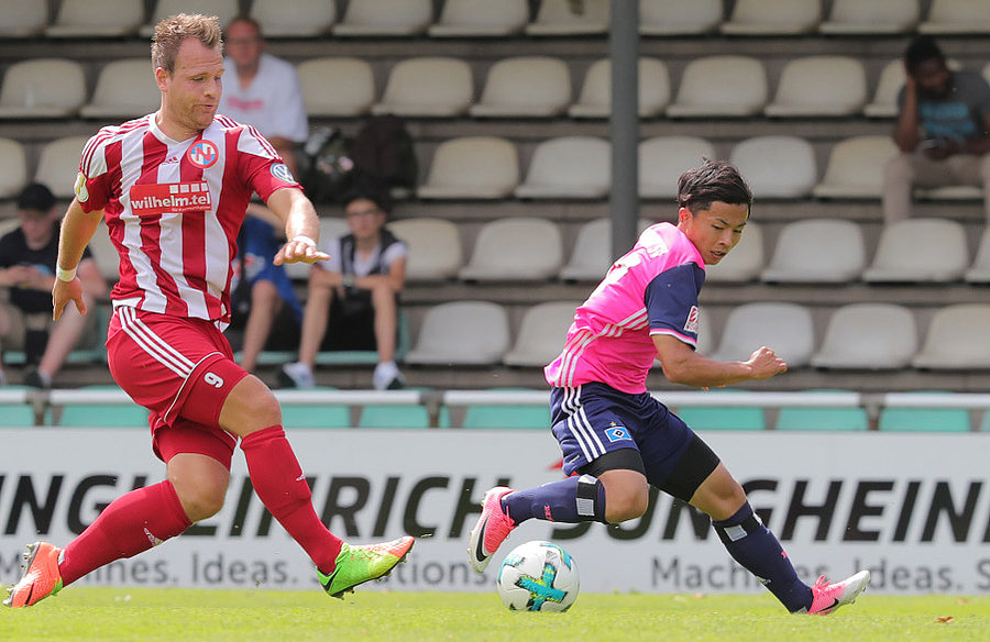 Tatsuya Ito (r.) im Duell mit Jan Lüneburg von Eintracht Norderstedt. 