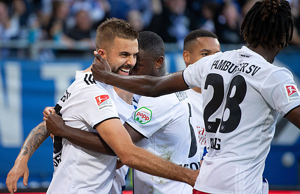 Im Hinspiel feierten die Mitspieler Lukas Hinterseer, der gegen den VfL das entscheidende Tor erzielt hatte. Gelingt ihm nach zuletzt drei Toren in drei Partien in Bochum auch im vierten Spiel in Folge ein Treffer? Im Hinspiel feierten die Mitspieler Lukas Hinterseer, der gegen den VfL das entscheidende Tor erzielt hatte. Gelingt ihm nach zuletzt drei Toren in drei Partien in Bochum auch im vierten Spiel in Folge ein Treffer?
