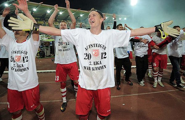 Tobias Schweinsteiger feiert den Aufstiegt mit Jahn Regensburg.