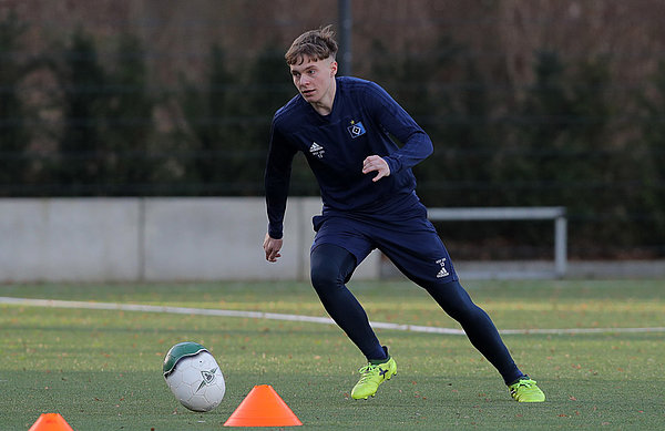 Niklas Schneider dribbelt mit einem eiförmigen Ball.