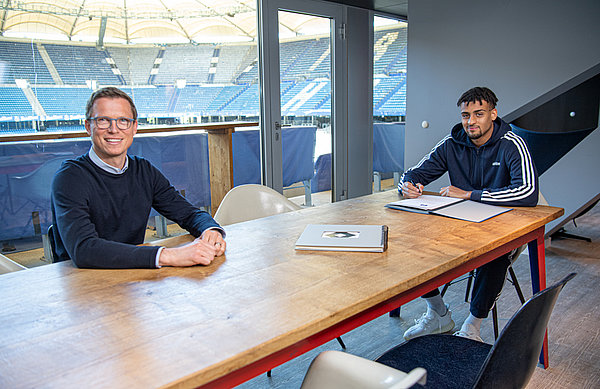 Die Tinte ist trocken: Sportdirektor Michael Mutzel freut es, dass mit Josha Vagnoman ein talentiertes HSV-Eigengewächs langfristig an den Club gebunden werden konnte. Die Tinte ist trocken: Sportdirektor Michael Mutzel freut es, dass mit Josha Vagnoman ein talentiertes HSV-Eigengewächs langfristig an den Club gebunden werden konnte.