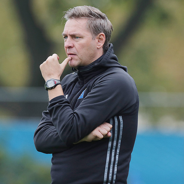 HSV-Trainer Dirk Kunert musste gegen Drochtersen mit einem Punkt leben. Dirk Kunert überlegt.