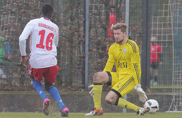 Der Moment des Tunnlers: Bakery Jatta (l.) trifft zum 3:1.