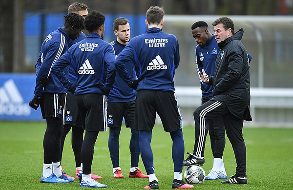 Dieter Hecking mit einer Ansprache an eine kleine Trainingsgruppe im Training.