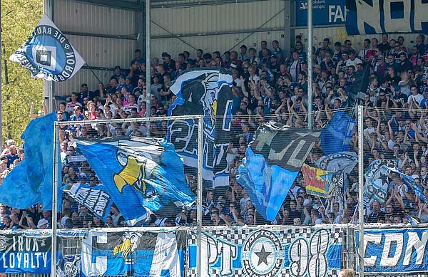 4.000 HSV-Fans begleiteten ihr Team nach Sandhausen. Das macht über ein Viertel der Einwohnerzahl der Gemeinde aus. HSV-Fans im Block in Sandhausen