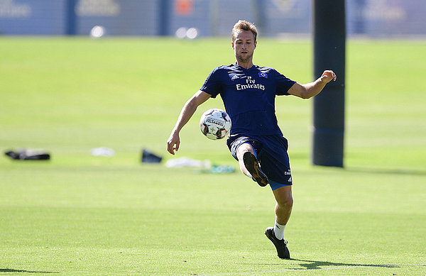 Matti Steinmann soll unter der Woche wieder ins Training eingreifen. Auch Josha Vagnoman kehrt zurück. Matti Steinmann hebt im Training das Bein, um den Ball zu treffen.