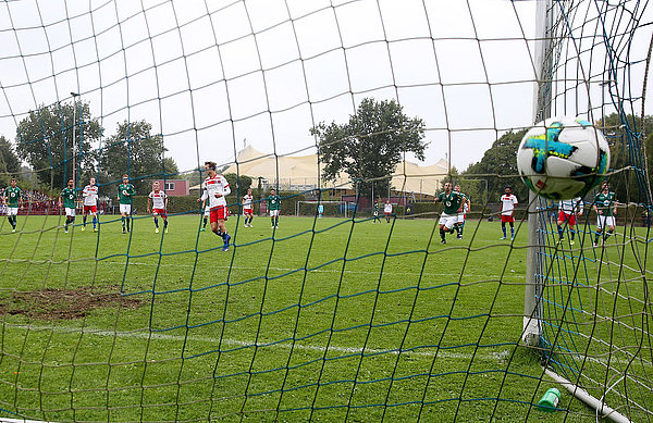 Da zappelt der Ball nach dem Elfmeter von Matti Steinmann im Netz.