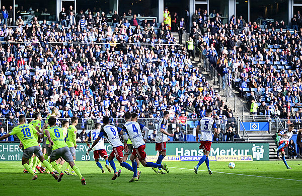 Das 2:0 - Laszlo Benes schiebt den Ball frech unter der hochspringenden Mauer hindurch ins Tor.