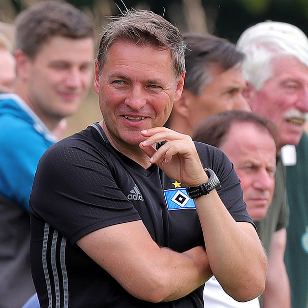 HSV-Trainer Dirk Kunert zeigte sich sehr zufrieden mit der Leistung seines Teams. Dirk Kunert lächelt,