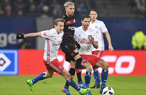 Meist ein Mann mehr und einen Schritt schneller - der HSV präsentierte sich schon in der ersten Hälfte extrem bissig.