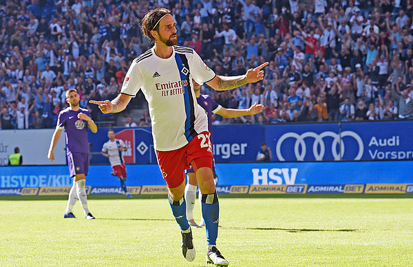 Martin Harnik feierte mit einer Torvorlage und einem Tor einen Einstand nach Maß als HSV-Spieler im Volkspark und wusste, bei wem er sich zu bedanken hatte. Martin Harnik bejubelt seinen Treffer zum 3:0.