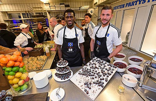 Hinter jeder Station servierten die HSV-Profis wie hier Bakery Jatta (li.) und Daniel Heuer Fernandes die kulinarischen Köstlichkeiten.
