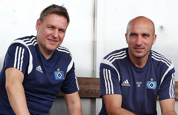 U21-Trainer Dirk Kunert sitzt neben Co-Trainer Soner Uysal auf der Trainerbank.