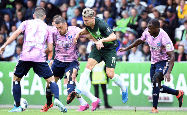 David Kinsombi (rechts) und die Hamburger trafen letztmals im September 2019 auf den VfL Wolfsburg um Felix Klaus (mittlerweile bei Fortuna Düsseldorf). David Kinsombi (rechts) und die Hamburger trafen letztmals im September 2019 auf den VfL Wolfsburg um Felix Klaus (mittlerweile bei Fortuna Düsseldorf).