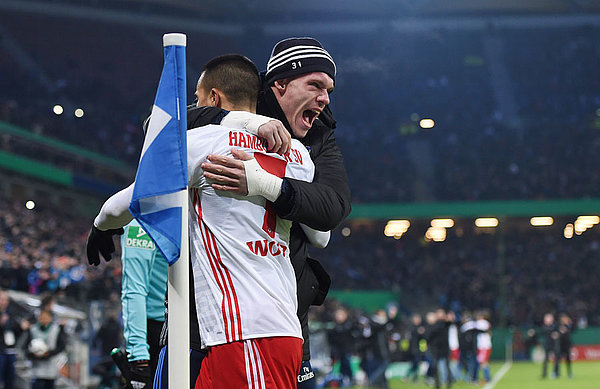 Bobby Wood bejubelt seinen 2:0-Treffer gegen Köln mit Christian Mathenia.