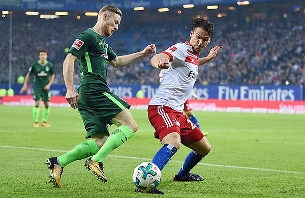 Albin Ekdal im Zweikampf mit einem Bremer.