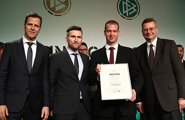 Pit Reimers (3.v.l.) bei seiner Ehrung mit (v.l.): Direktor Nationalmannschaften Oliver Bierhoff, Leiter Fußballlehrer-Ausbildung Daniel Niedzkowski und DFB-Präsident Reinhard Grindel. Foto: DFB / Getty Images