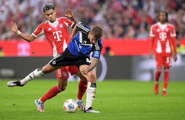 Die Abwehr um Luka Vuskovic, der sein HSV-Debüt feierte, hatte in der ersten Halbzeit einen schweren Stand gegen die Bayern-Offensive mit Luis Diaz. 