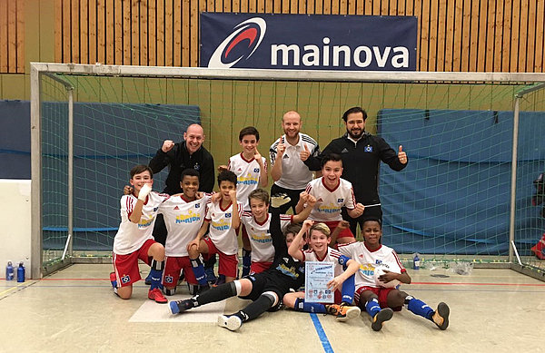 Der Siegerfoto der U12 nach dem gewonnenen Finale beim VR-Bank-Junior-Soccer Cup. Gruppenfoto der U12 im Tor nach dem Turniersieg,