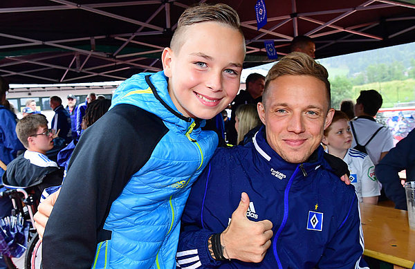 Nachwuchskicker Manuel aus Frankfurt mit dem hessischen HSV-Neuzugang Sonny Kittel. Nachwuchskicker Manuel aus Frankfurt mit dem hessischen HSV-Neuzugang Sonny Kittel.