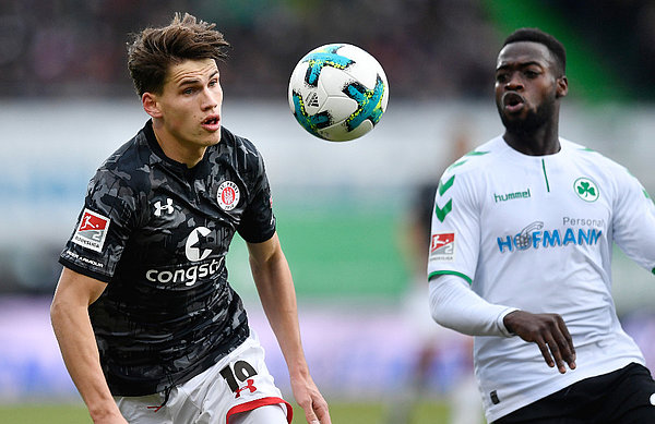 Khaled Narey im Zweikampf gegen einen St. Pauli-Spieler.