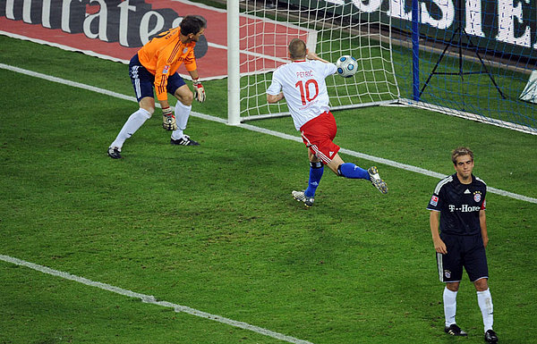 Mladen Petric schoss den HSV 2009 zum letzten Sieg gegen die Bayern.