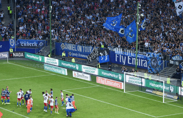 Die HSV-Fans feierten ihr Team nach Spielende. Dieter Hecking attestierte ihnen ein "gutes Gespür" und eine "fantastische Atmosphäre".
