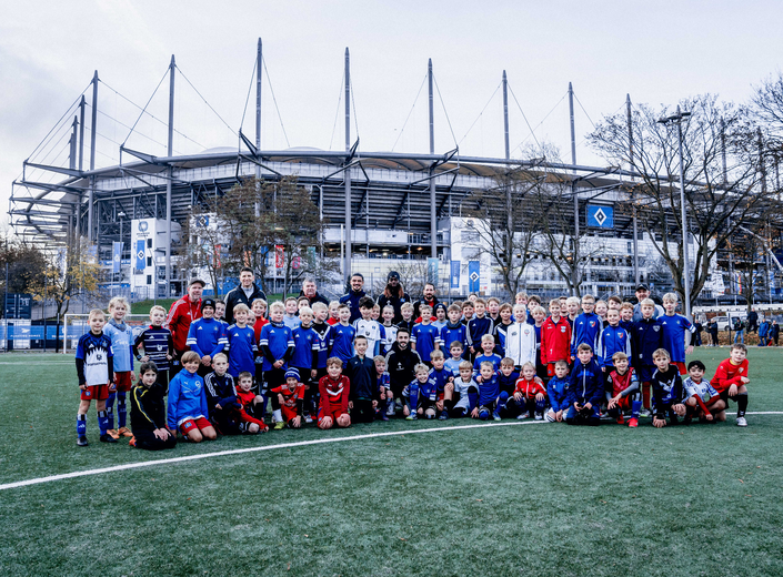 Profis trainieren Kids der HSV-Fußballschule