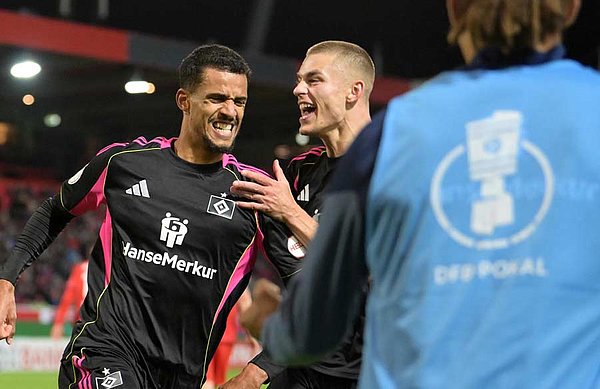 Der Elfer, der Treffer, der Jubel: Glatzel schnappt sich den Ball, haut den Elfmeter rein und schießt den HSV damit ins Achtelfinale des DFB-Pokals. Der Elfer, der Treffer, der Jubel: Glatzel schnappt sich den Ball, haut den Elfmeter rein und schießt den HSV damit ins Achtelfinale des DFB-Pokals.