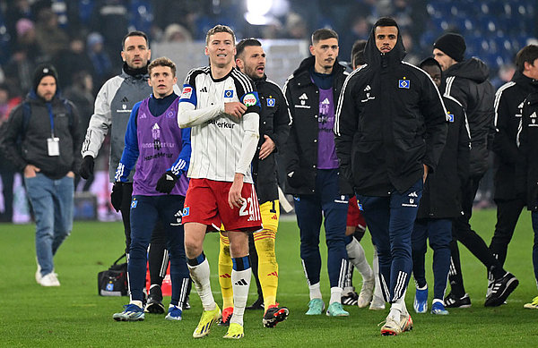 Ignace van der Brempt führte den HSV am Sonnabend zum Sieg, sein Team anschließend in die Fankurve zu den mitgereisten Hamburger Anhängern und durfte sich am Sonntag dann auch noch über die Auszeichung zum "Man of the Match" freuen. Ignace van der Brempt führte den HSV am Sonnabend zum Sieg, sein Team anschließend in die Fankurve zu den mitgereisten Hamburger Anhängern und durfte sich am Sonntag dann auch noch über die Auszeichung zum "Man of the Match" freuen.