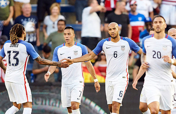 Bobby Wood und John Brooks im Trikot der US-Nationalmannschaft.