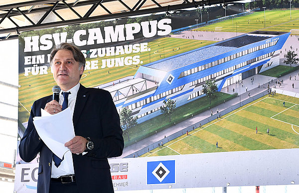 Dietmar Beiersdorfer bedankte sich ganz besonders bei Alexander Otto, der mit seiner Spende den Campus-Bau möglich gemacht hatte. Dietmar Beiersdorfer steht auf dem Podium im HSV-Campus und spricht zu den Gästen.